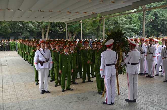 Thủ tướng Nguyễn Xuân Phúc tới viếng 3 chiến sĩ sỹ hy sinh ở Đồng Tâm - Ảnh 12.