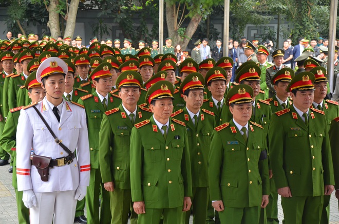 Thủ tướng Nguyễn Xuân Phúc tới viếng 3 chiến sĩ hy sinh ở Đồng Tâm - Ảnh 13.