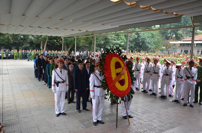 Thủ tướng Nguyễn Xuân Phúc tới viếng 3 chiến sĩ hy sinh ở Đồng Tâm - Ảnh 15.