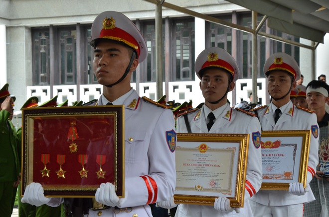 Nghẹn ngào tiễn đưa 3 liệt sĩ hy sinh tại Đồng Tâm - Ảnh 18.