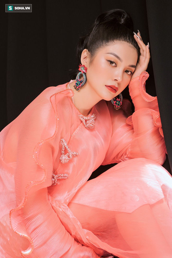 Ám ảnh cái Tết mặc quần áo từ thiện, ca sĩ Lily Chen chi 10 triệu mua hoa, quả cúng gia tiên - Ảnh 1.