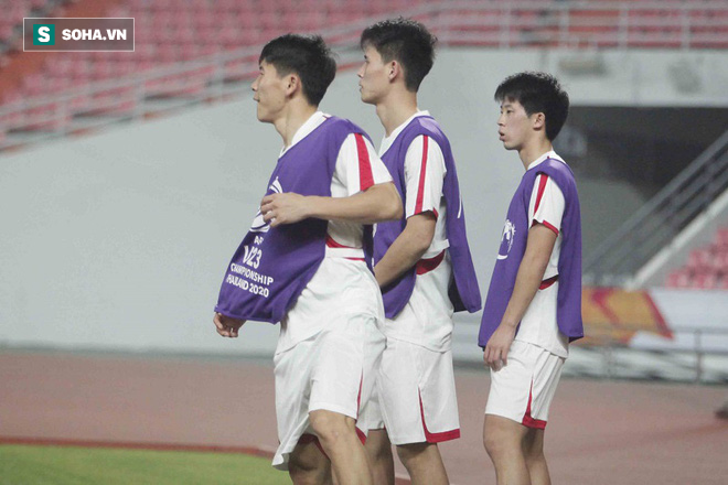 Cầu thủ Triều Tiên diễn lại cảnh bắt bóng hụt của Bùi Tiến Dũng khi ăn mừng bàn thắng - Ảnh 3.