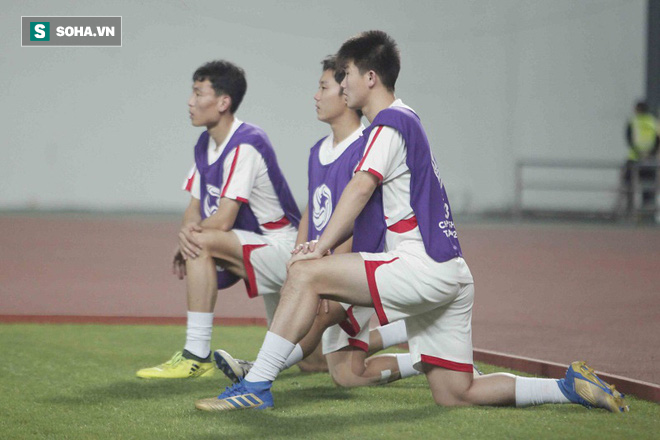 Cầu thủ Triều Tiên diễn lại cảnh bắt bóng hụt của Bùi Tiến Dũng khi ăn mừng bàn thắng - Ảnh 2.