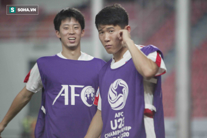 Cầu thủ Triều Tiên diễn lại cảnh bắt bóng hụt của Bùi Tiến Dũng khi ăn mừng bàn thắng - Ảnh 4.