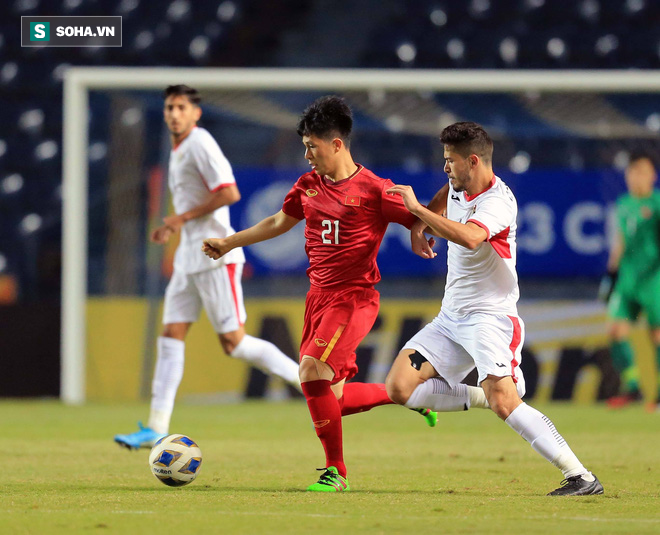 Nhận thẻ đỏ tai hại, Đình Trọng bị treo giò tại vòng loại World Cup - Ảnh 1.