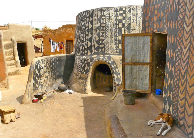 Ghé thăm làng đất nung độc đáo của quý tộc châu Phi, ngôi nhà nào cũng là tác phẩm nghệ thuật đặc sắc - Ảnh 2.