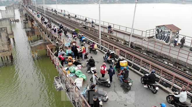 Cá chép thả đưa ông Táo về trời chưa kịp bơi đã bất tỉnh vì bị chích điện - Ảnh 1.