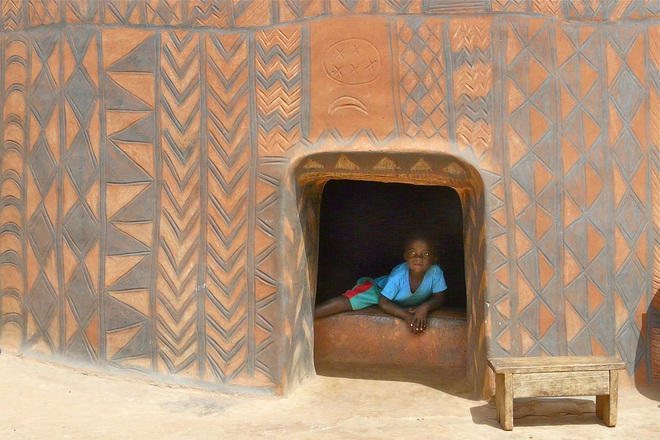 Ghé thăm làng đất nung độc đáo của quý tộc châu Phi, ngôi nhà nào cũng là tác phẩm nghệ thuật đặc sắc - Ảnh 3.