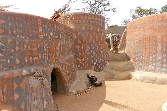 Ghé thăm làng đất nung độc đáo của quý tộc châu Phi, ngôi nhà nào cũng là tác phẩm nghệ thuật đặc sắc - Ảnh 6.