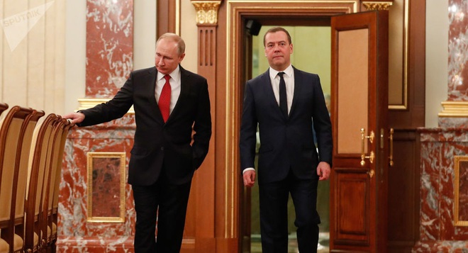 Ảnh: Những khoảnh khắc khó quên trong 30 năm sát cánh giữa Putin và Medvedev - Ảnh 7.