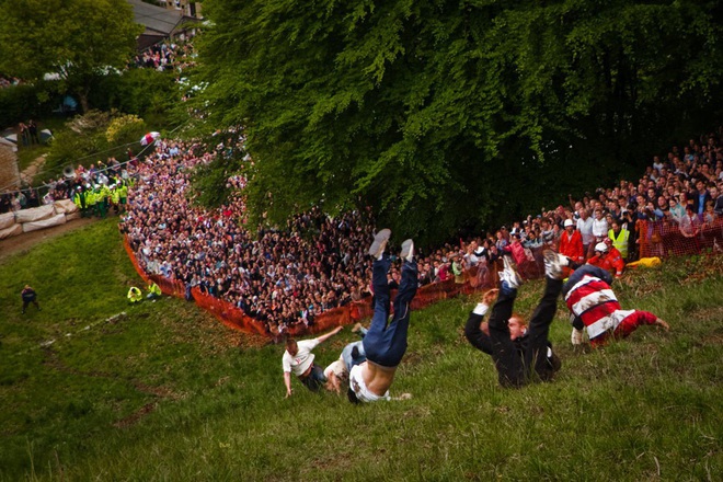 Bất chấp gãy xương hay nhập viện, hàng trăm người vẫn nô nức tham gia lễ hội vồ phô mai điên rồ nhất nước Anh - Ảnh 6.