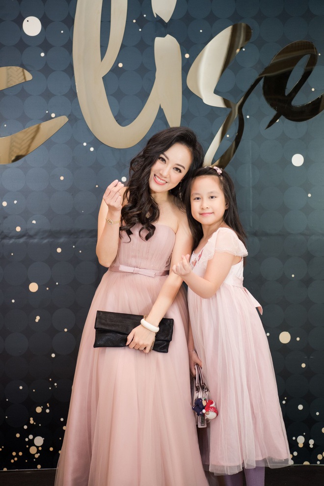 Hoa hậu Khánh Vân khoe vai trần, chân dài tại Hà Nội - Ảnh 13.