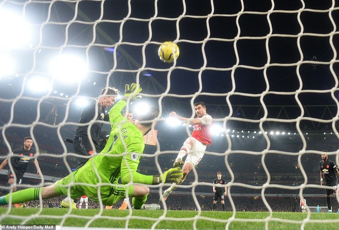 Lãnh 2 cái tát trời giáng từ Arsenal, Man United để mất cơ hội vàng trong vòng đấu lạ lùng - Ảnh 2.