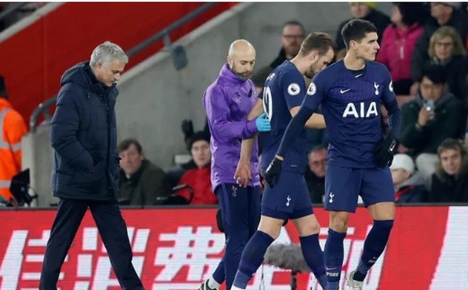 HLV Mourinho nói gì khi bị trọng tài phạt thẻ? HLV Mourinho nói gì khi bị trọng tài phạt thẻ?