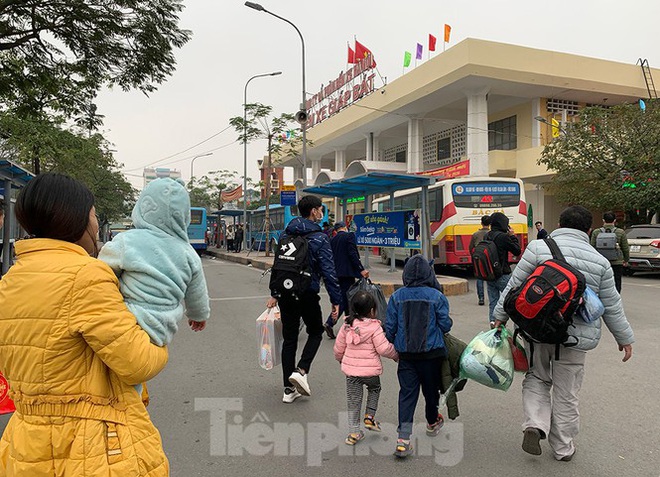 Người dân dùng phương tiện cá nhân về quê, bến xe Hà Nội vắng khách  - Ảnh 1.