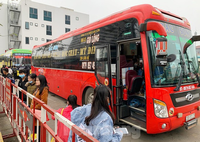Người dân dùng phương tiện cá nhân về quê, bến xe Hà Nội vắng khách  - Ảnh 12.