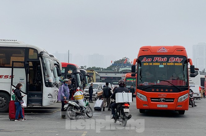 Người dân dùng phương tiện cá nhân về quê, bến xe Hà Nội vắng khách  - Ảnh 7.