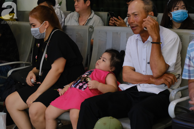 Sân bay Tân Sơn Nhất đông khủng khiếp, trẻ con vật vờ, sốt li bì theo cha mẹ về quê - Ảnh 10.
