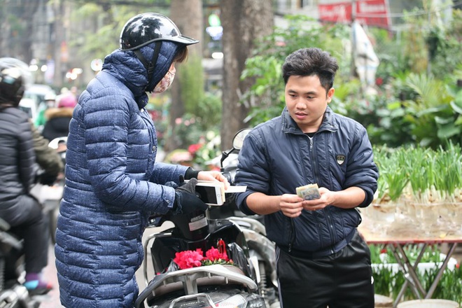 Mặc thời tiết mưa rét, người dân chen chân mua hoa Tết tại chợ hoa lâu đời nhất Hà Nội - Ảnh 10.