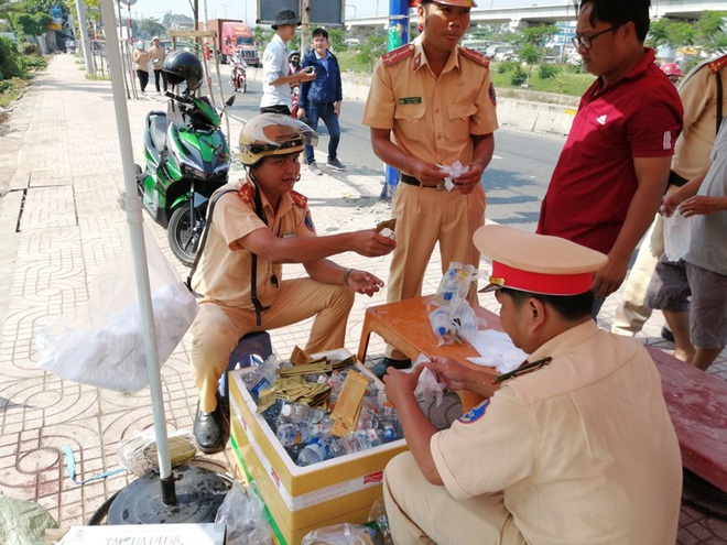 Hốt hoảng khi bị CSGT gọi vào rồi bất ngờ được tặng khăn ướt, nước suối ở Sài Gòn - Ảnh 1.