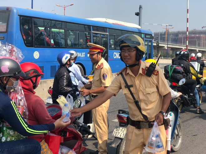 Hốt hoảng khi bị CSGT gọi vào rồi bất ngờ được tặng khăn ướt, nước suối ở Sài Gòn - Ảnh 2.