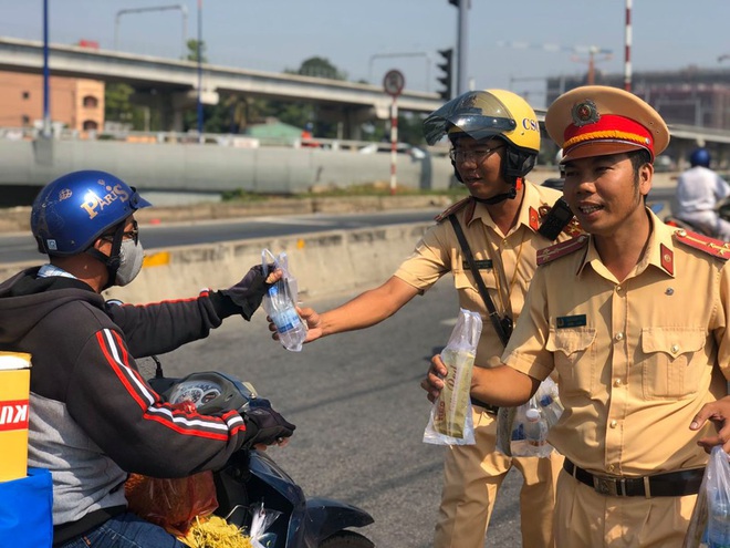 Hốt hoảng khi bị CSGT gọi vào rồi bất ngờ được tặng khăn ướt, nước suối ở Sài Gòn - Ảnh 3.