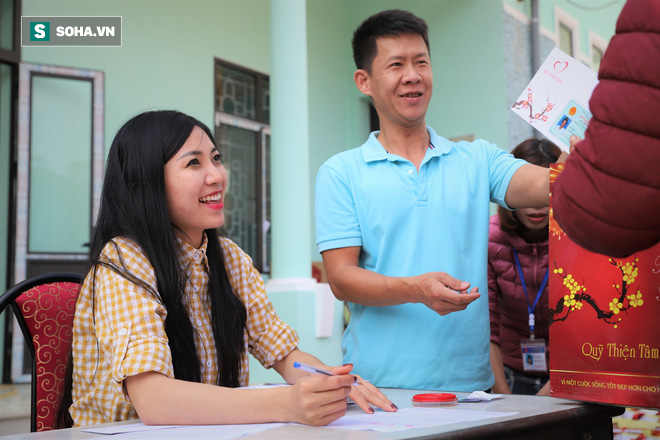 Á hậu Ngọc Trâm nghiện đi từ thiện: Hãy cho đi dù chỉ là một cái ôm, một sự quan tâm - Ảnh 8.