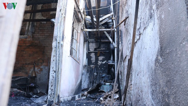 Cận cảnh bên trong căn nhà bị cháy khiến 5 người chết ở TP HCM - Ảnh 2.