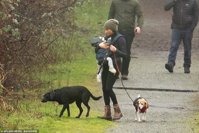 Meghan Markle lần đầu cho con trai lộ diện ở Canada khi dắt chó đi dạo, nhìn cách đứa trẻ được mẹ chăm sóc khiến ai cũng lo lắng - Ảnh 3.