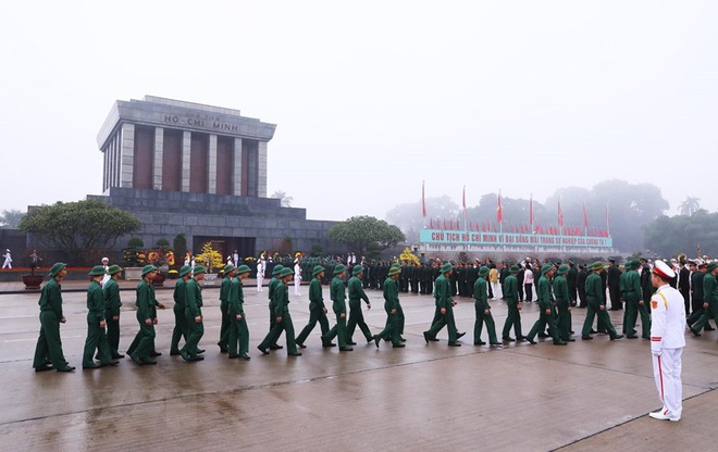 Hình ảnh các đoàn đại biểu vào Lăng viếng Chủ tịch Hồ Chí Minh - Ảnh 4.