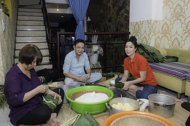 NSƯT Trịnh Kim Chi cùng chồng con gói bánh chưng đón Tết - Ảnh 6.