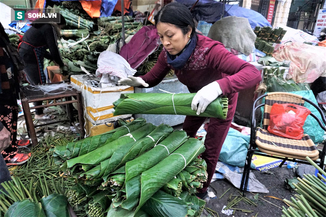 Các chủ hàng bỏ túi tiền triệu nhờ bán lá dong phục vụ người gói bánh chưng muộn - Ảnh 4.