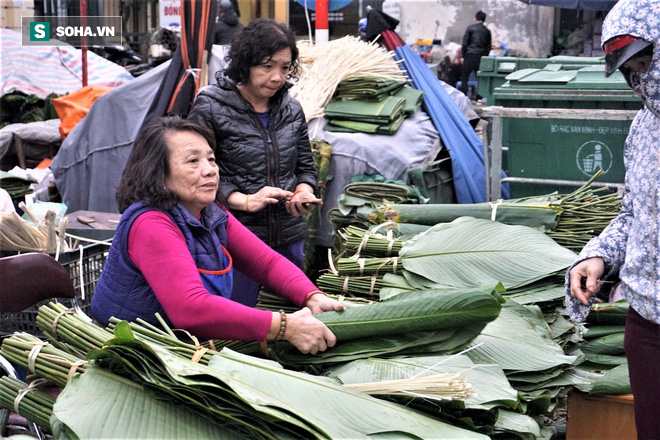 Các chủ hàng bỏ túi tiền triệu nhờ bán lá dong phục vụ người gói bánh chưng muộn - Ảnh 3.