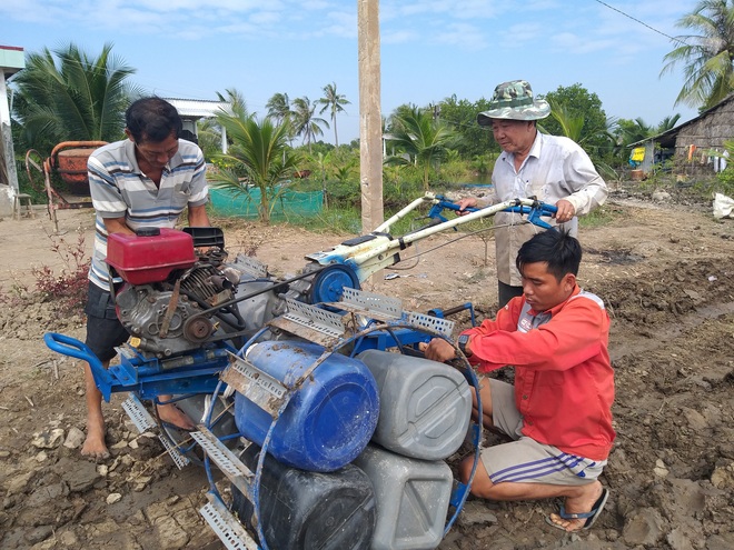 Kỹ sư chân đất ở Cà Mau chế tạo thành công 5 loại máy cày, trục đất - Ảnh 2.