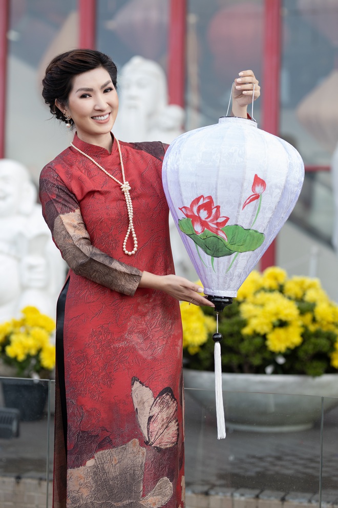 Nguyễn Hồng Nhung, Đức Tiến mặc áo dài đi chợ hoa, lễ chùa - Ảnh 3.