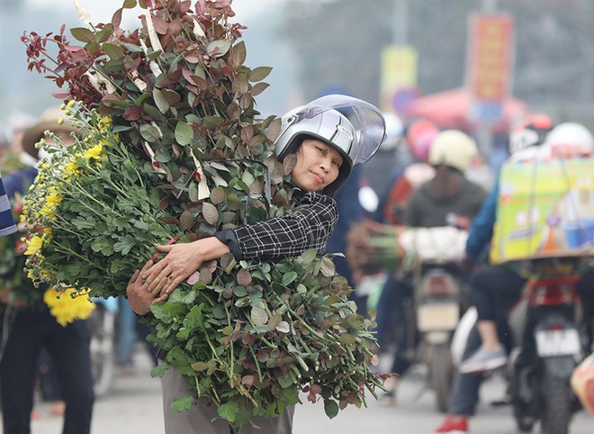 Thủ phủ hoa lớn nhất miền Bắc đông nghịt dân buôn ngày cận Tết - Ảnh 6.