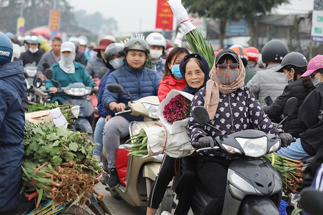 Thủ phủ hoa lớn nhất miền Bắc đông nghịt dân buôn ngày cận Tết - Ảnh 7.