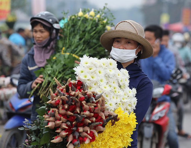 Thủ phủ hoa lớn nhất miền Bắc đông nghịt dân buôn ngày cận Tết - Ảnh 10.