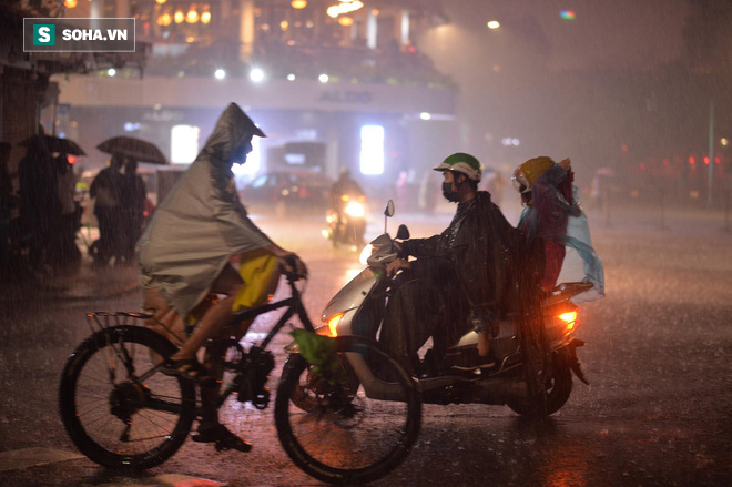 Trực tiếp đón giao thừa Tết Canh Tý 2020: Trung tâm Hà Nội tiếp tục mưa lớn  - Ảnh 1.