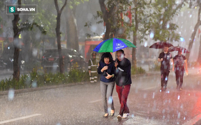 Trực tiếp đón giao thừa Tết Canh Tý 2020: Trung tâm Hà Nội tiếp tục mưa lớn  - Ảnh 6.