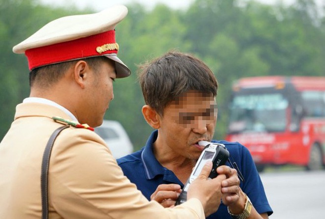 Cảnh sát Hà Nội hóa trang chống đua xe đêm giao thừa - Ảnh 1.