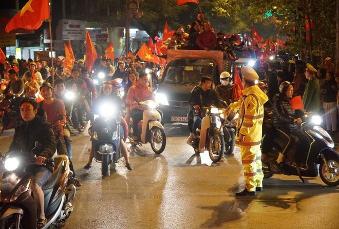 Cảnh sát Hà Nội hóa trang chống đua xe đêm giao thừa - Ảnh 2.