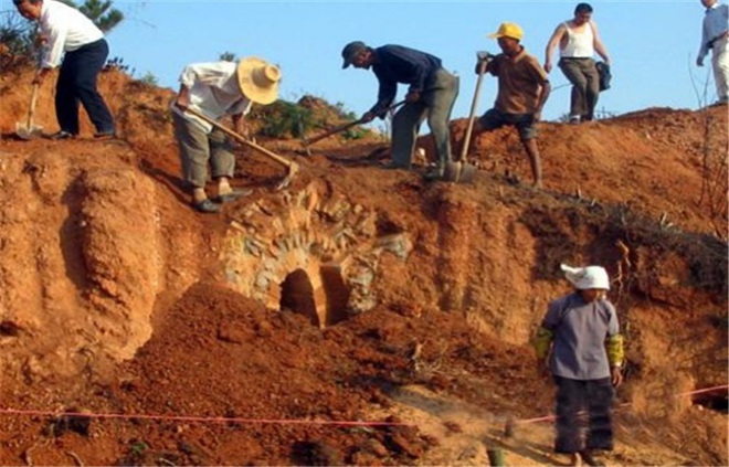 Truyền thuyết kỳ lạ chiếc quan tài vàng khai quật 10 năm nhưng chưa từng được mở ra - Ảnh 2.