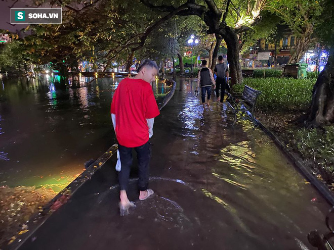 Mưa tràn bờ Hồ Hoàn Kiếm, nhiều tuyến đường Hà Nội ngập trong đêm giao thừa Canh Tý 2020 - Ảnh 5.