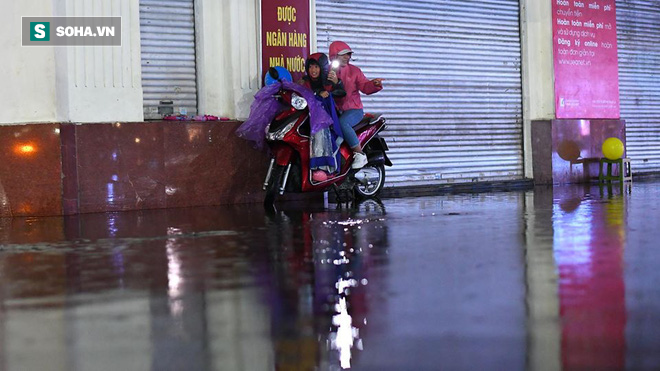 Mưa tràn bờ Hồ Hoàn Kiếm, nhiều tuyến đường Hà Nội ngập trong đêm giao thừa Canh Tý 2020 - Ảnh 11.