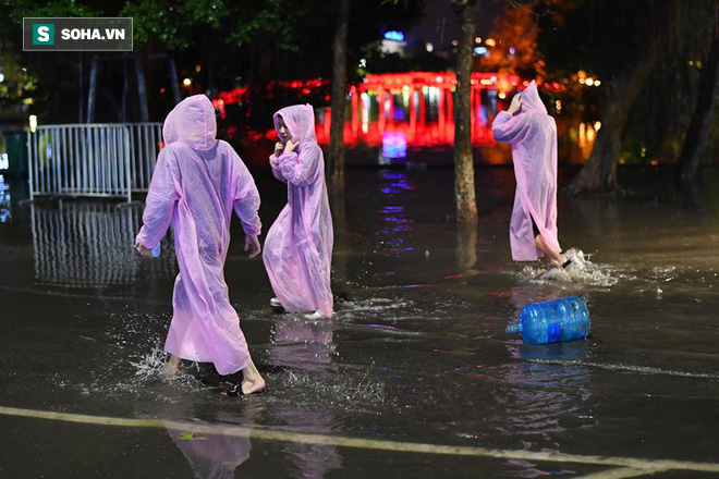 Mưa tràn bờ Hồ Hoàn Kiếm, nhiều tuyến đường Hà Nội ngập trong đêm giao thừa Canh Tý 2020 - Ảnh 9.