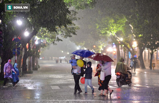 Mưa tràn bờ Hồ Hoàn Kiếm, nhiều tuyến đường Hà Nội ngập trong đêm giao thừa Canh Tý 2020 - Ảnh 2.