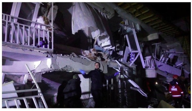 Thổ Nhĩ Kỳ rung chuyển vì động đất và 60 dư chấn, hơn 560 người thương vong - Ảnh 1.