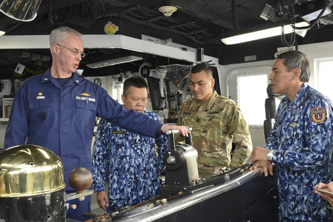 [ẢNH] Cảnh sát biển Việt Nam thăm tàu tuần tra USCGC John Midgett sắp được Mỹ bàn giao - Ảnh 1.