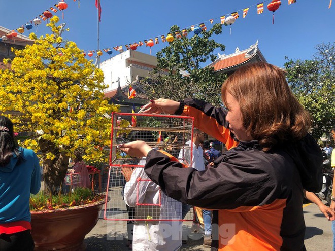 Người Sài Gòn chen chân đi lễ, đường vào chùa kẹt cứng - Ảnh 16.